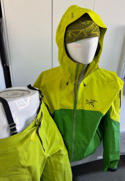 (Mint) Arcteryx Gortex XL Ski Jacket + Pants + Hat (*will sell separately)