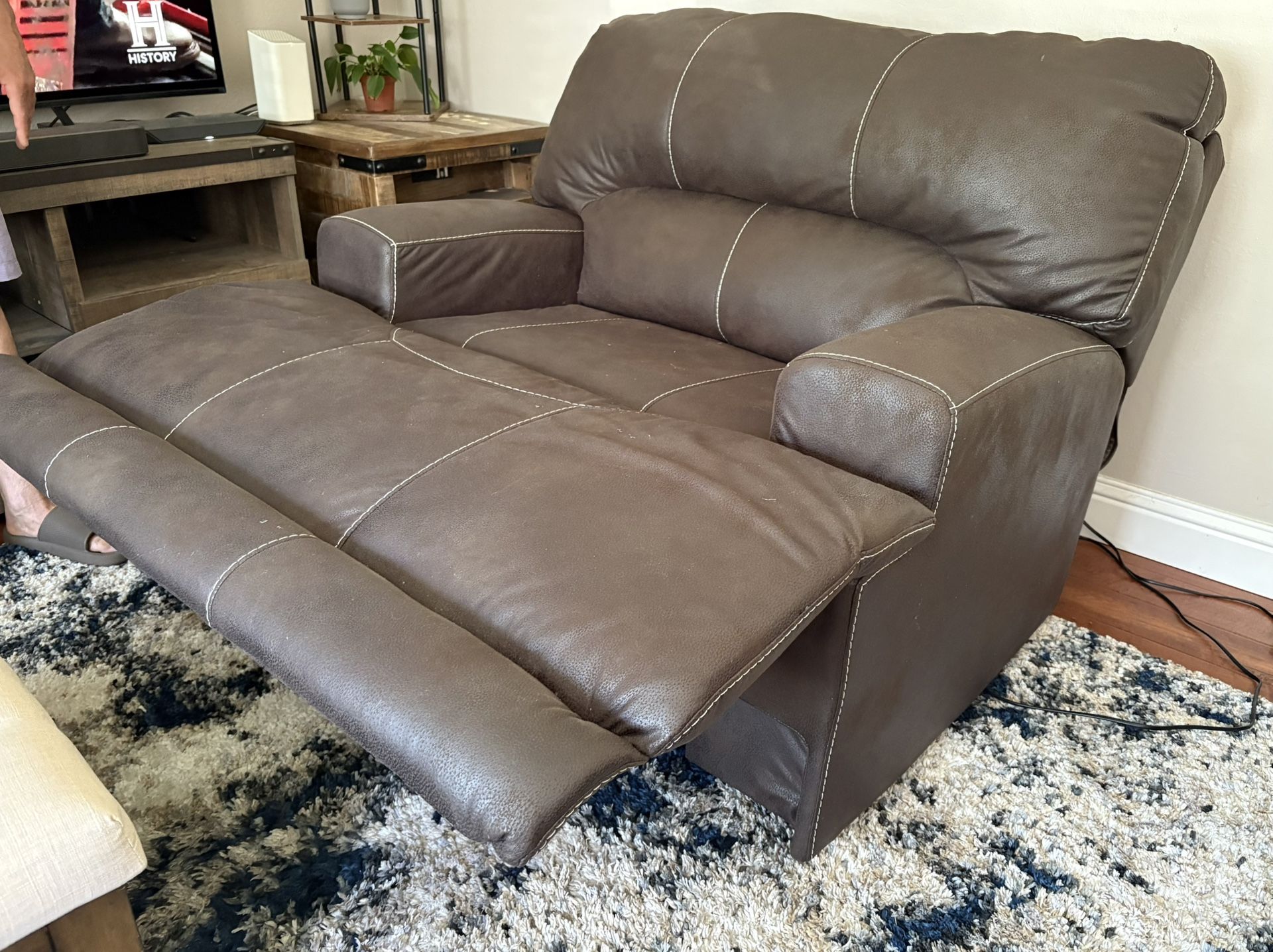Recliner Chair – Oversized Dual Power Recliner