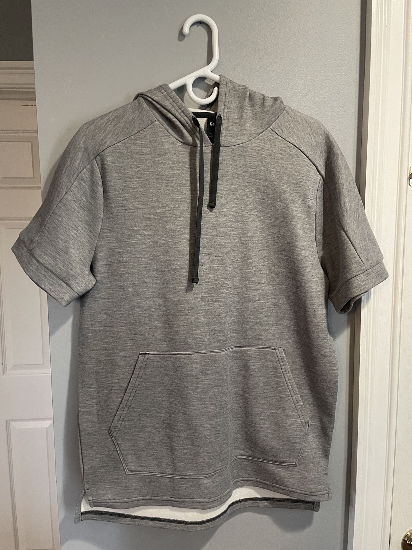 Reebok Men’s Medium Grey Gym Hoodie!