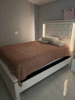 White 3-Piece Queen Bedroom Set with Adjustable Base & Mattress
