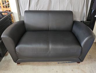 Bonded leather loveseat, black