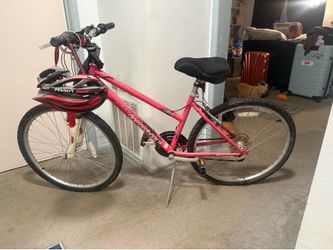 Diamondback mountain bike with helmet and seat pad