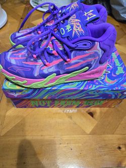 Melo Sneakers Size 6 Youth 