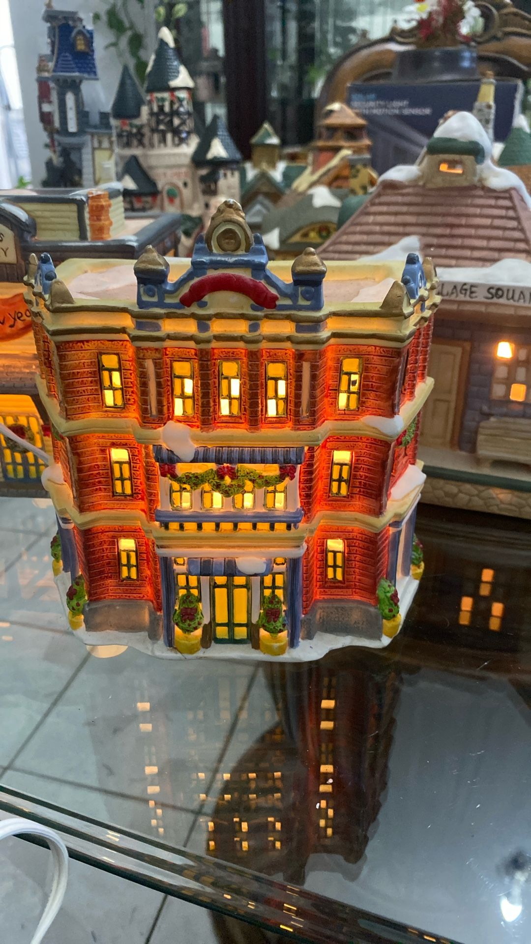 CHRISTMAS  VILLAGE  CON LUZ  Height  5 1/2 Inch X  6  3/4 Inch Width 