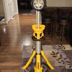 DEWALT 20V MAX 3000-Lumen Adjustable LED Tripod Light