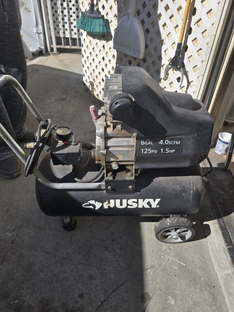 Compressor Husky, 8 Gallons, 1.5 HP,125 PSI