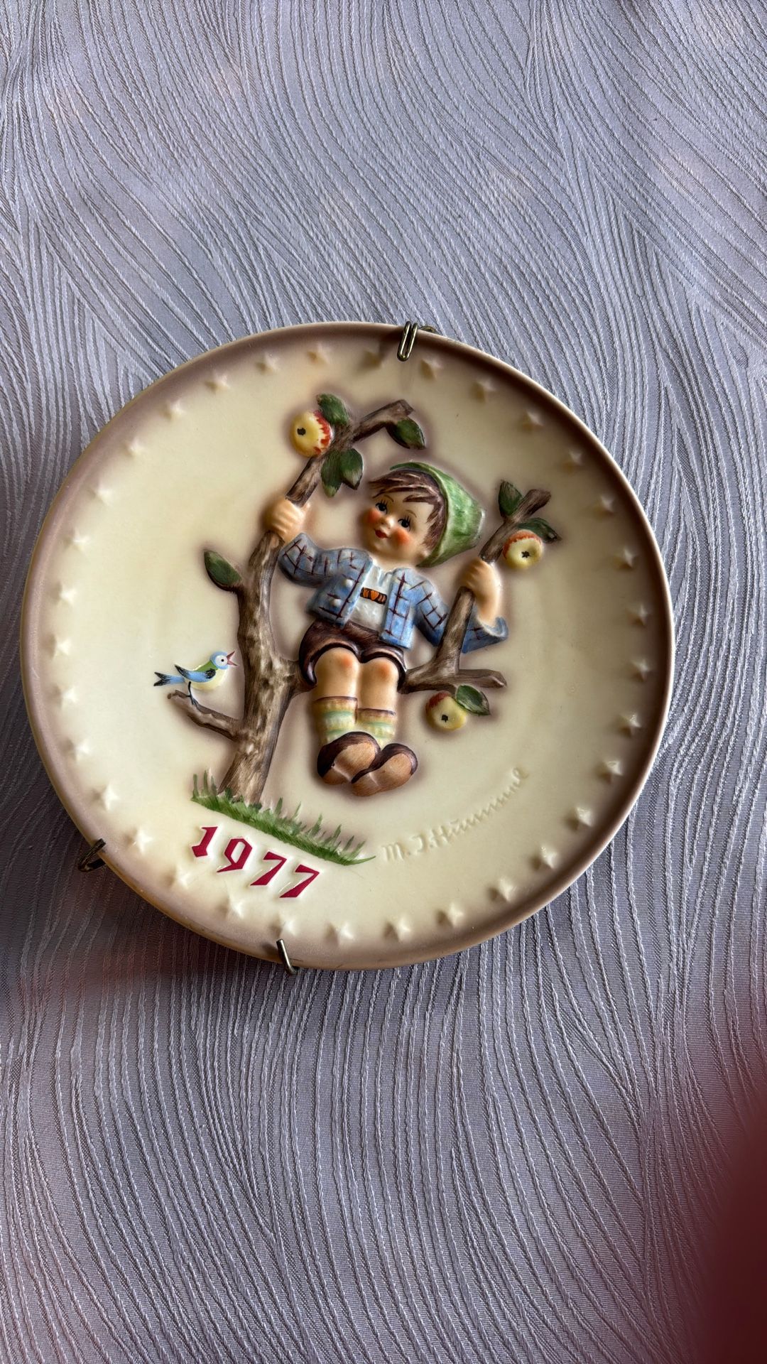 Hummel Annual plate 1977 with boy in tree with apples and bird