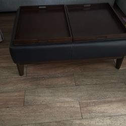 ✨ Stylish Coffee Table with Dual Serving Trays – Excellent Condition