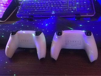 2 Ps5 controllers