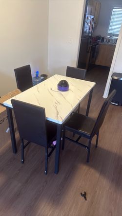 Kitchen/dining room table