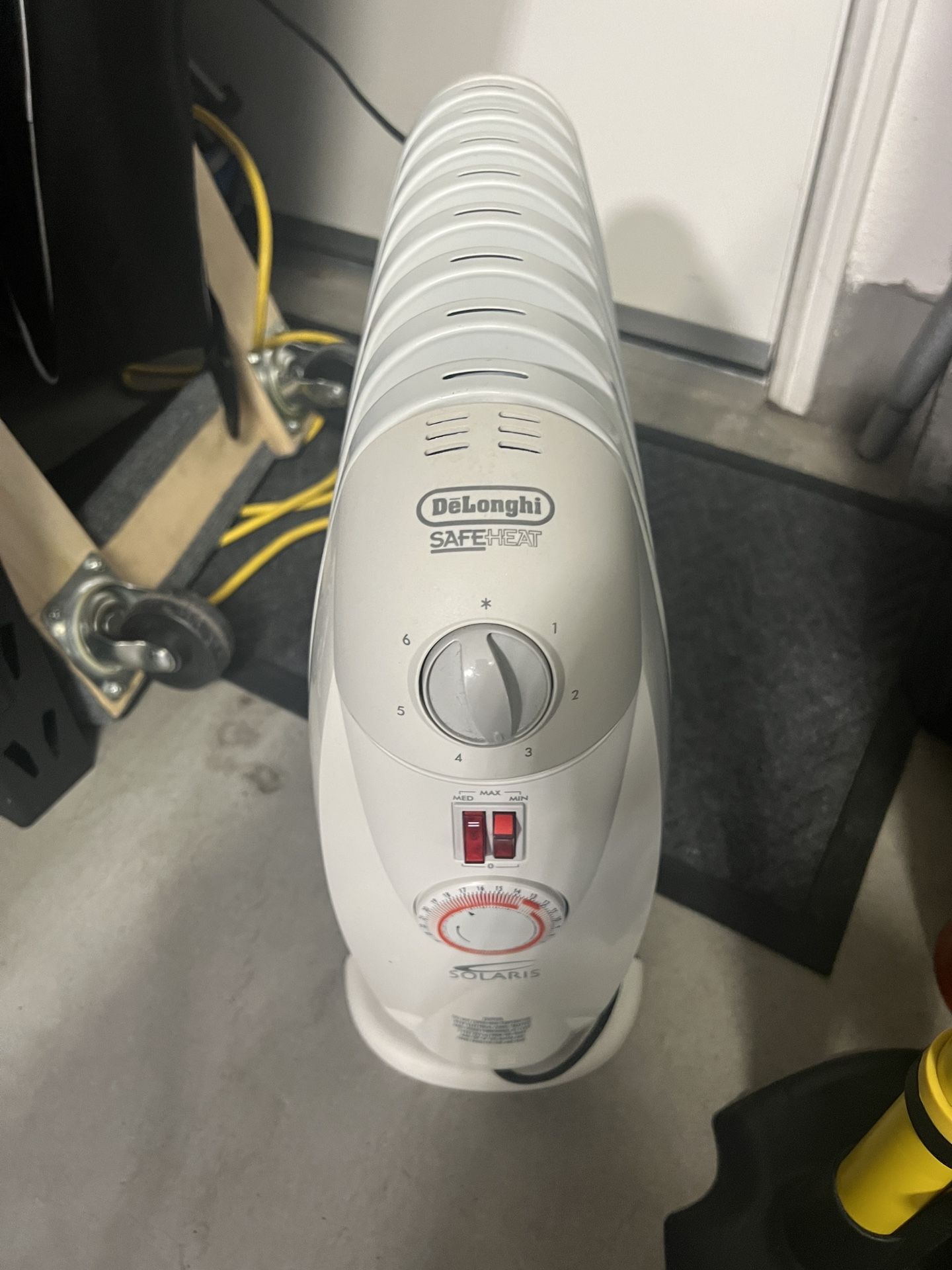 DeLonghi TRN0812T Portable Oil-Filled Radiator with Programmable Timer for  Sale in Yorba Linda, CA - OfferUp