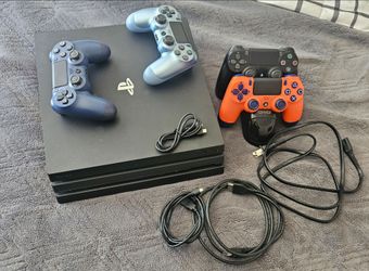 Ps4 pro 1tb 4 controllers & gaming headset