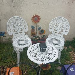 FRENCH IRON BISTRO SET.    VINTAGE   FOLIAGE LEAF DESIGN 