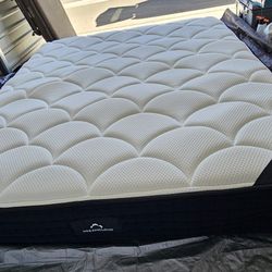 DreamCloud, Cal King, Excellent Condition