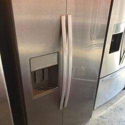 WHIRLPOOL 26 Cubft Side By Side Stainlesss Steel Refrigerator 36”w 30”d 69”h 