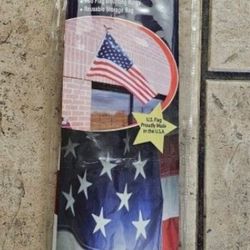 One New USA 🇺🇸 flag n pole 2x3 eagel is plastic pole is metal as u can see in the many photos what it offers pick up only serious 