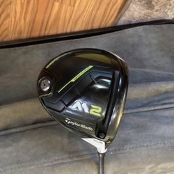 BEAUTIFUL MENS RH TAYLORMADE M2 ADJUSTABLE DRIVER WITH STIFF GRAPHITE SHAFT AND M5 HEADCOVER
