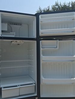 Top-Freezer Refrigerator Black