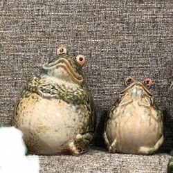 Vintage 2P CS Of Decorative Frogs