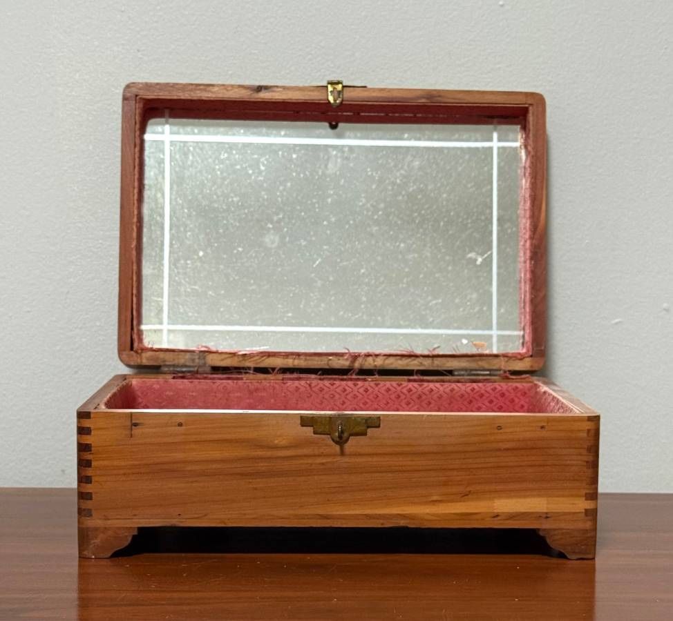 Vintage Pilliod Swanton Ohio Cedar Wood Jewelry Trinket Latch Box Chest