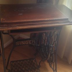 Antique Singer Treadle Sewing Machine w/ Wood Cabinet (Circa 1900)