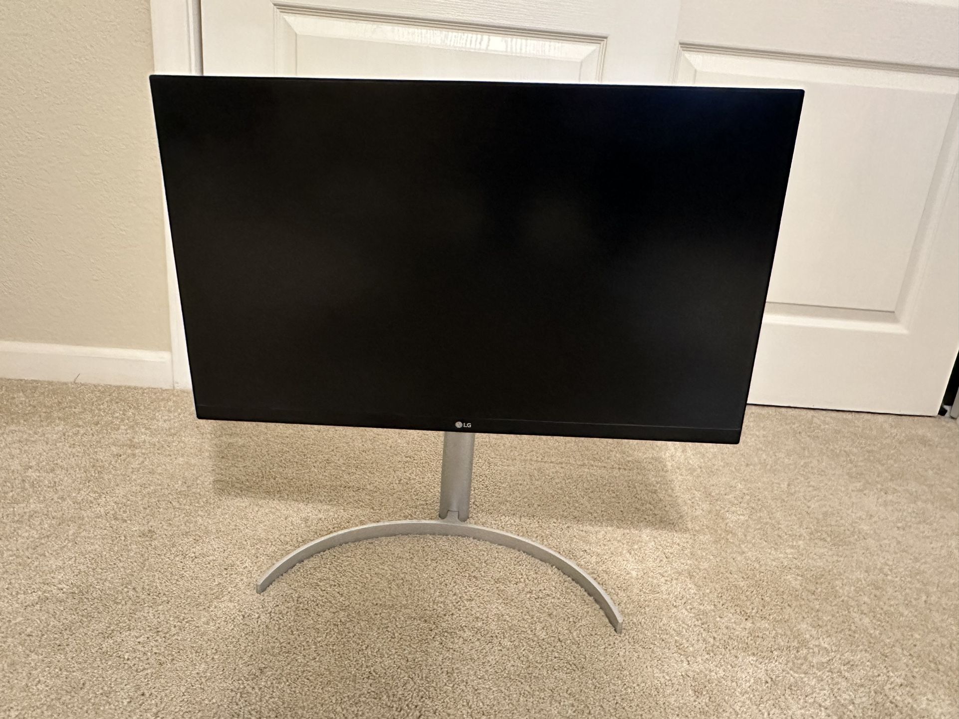 LG 27UL850-W 27 Inch UltraFine (3840 x 2160) IPS