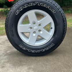 5 Goodyear Wrangler Tires & Jeep Rims P255 /75 R17