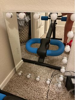 Hollywood Vanity Mirror with Light Bulbs