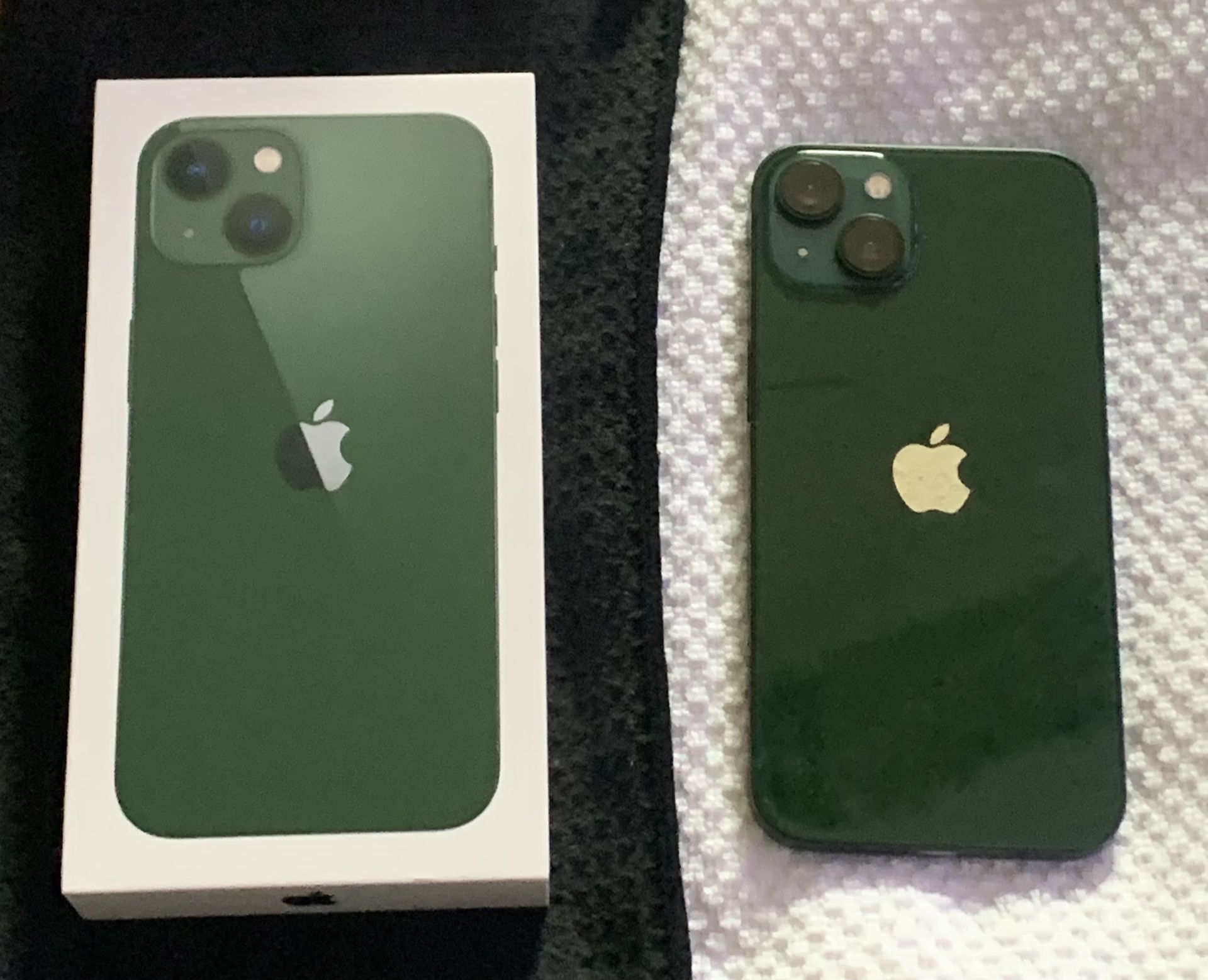 Excellent Condition iPhone 13 Green w/ Wireless Charger 