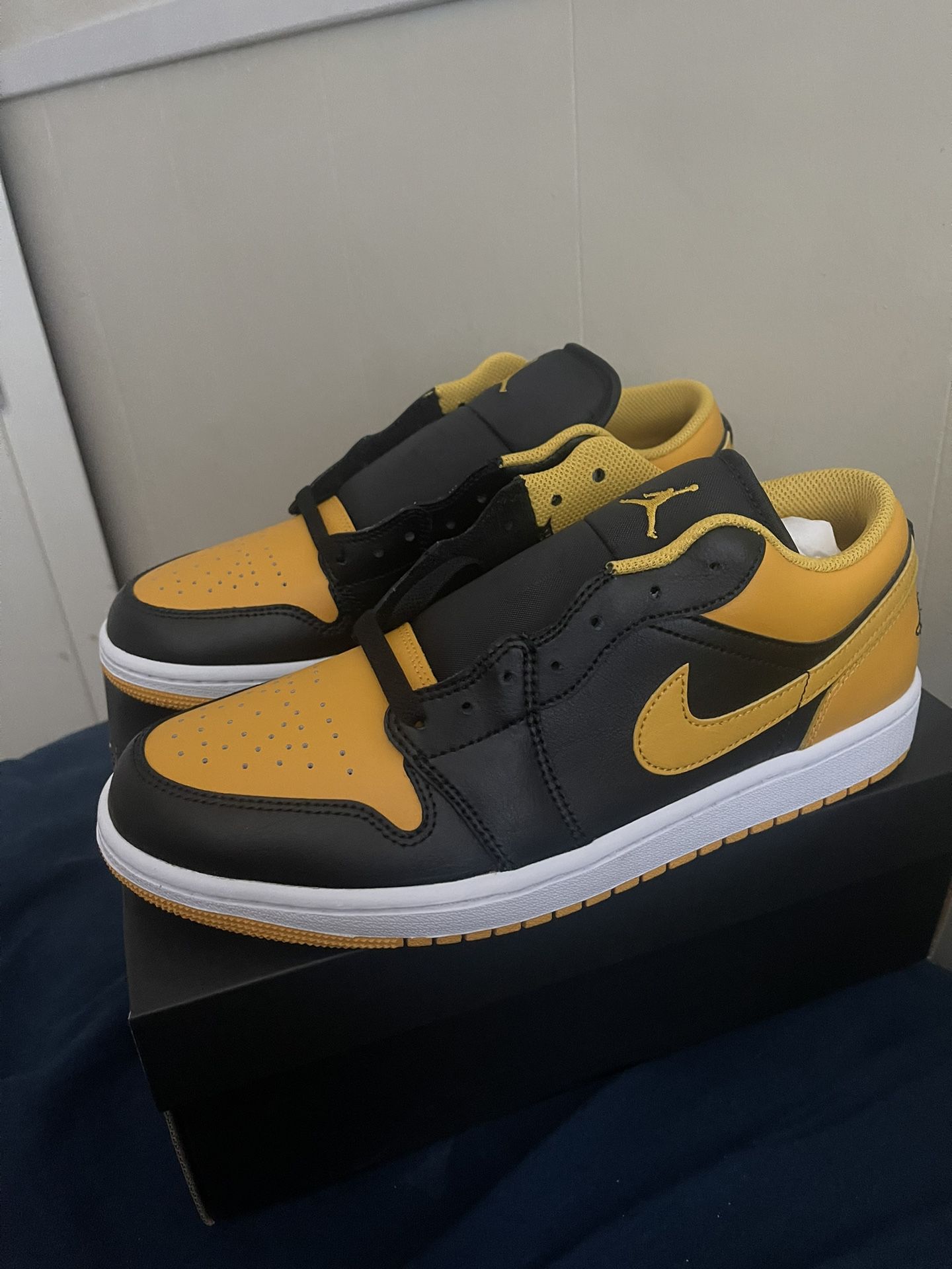 DS Air Jordan 1 Low Black And Yellow Size 9.5 Men’s
