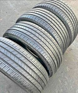 235 55 19 Michelin tires Con 80% de Vida Las 4