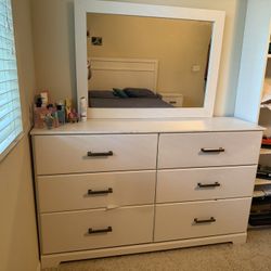 Queen Bed With Mattress ، Dresser And Nightstand