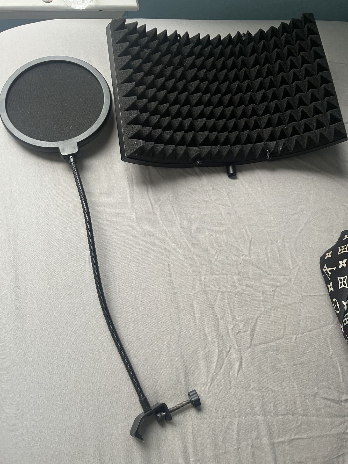 Pop Filter And Isolation Shield For Studio