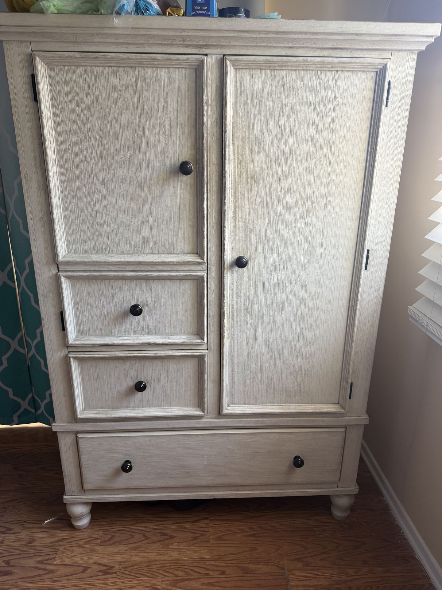 Door chest with drawer
