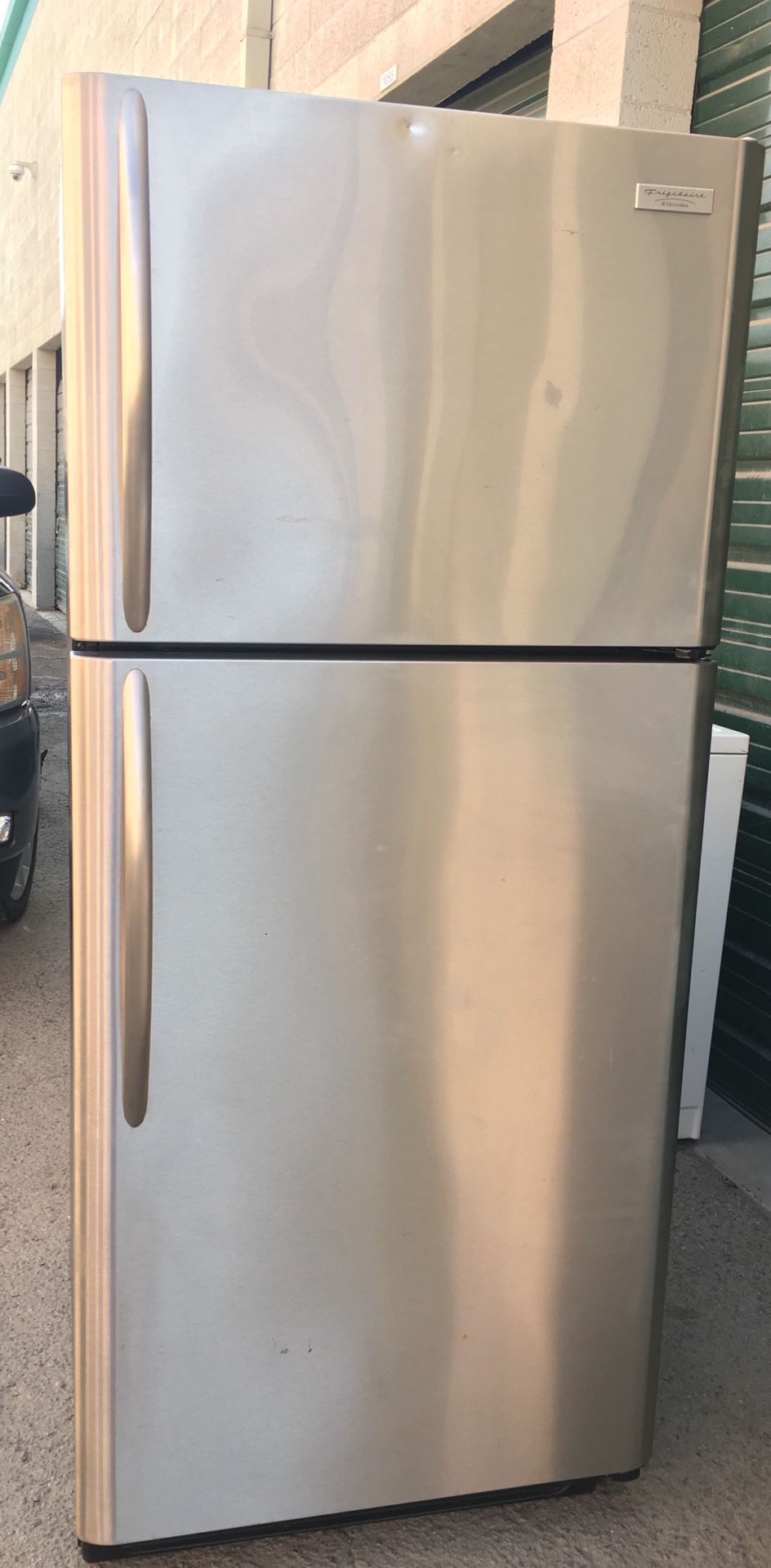 FRIGIDAIRE 30” REFRIGERATOR APT SIZE WITH ICE MAKER. CLEAN