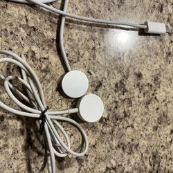 2 Apple Watch, magnetic chargers