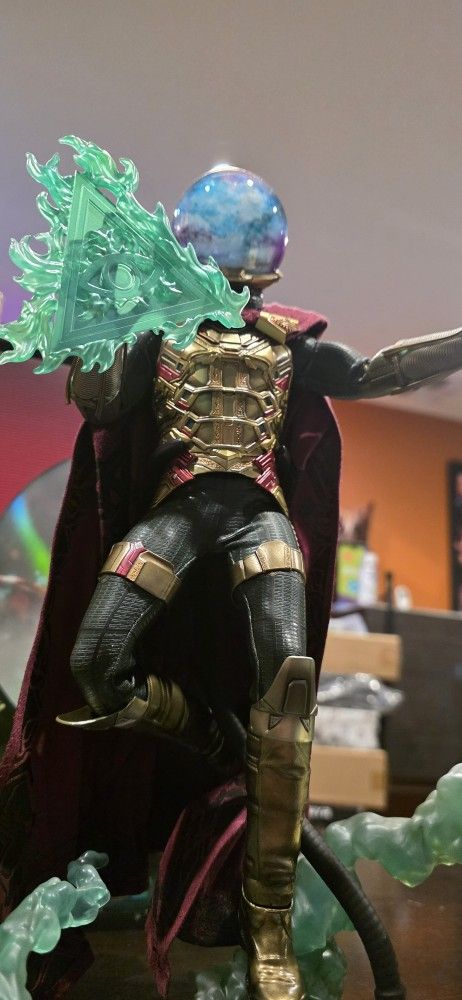 Hot Toys MMS 556 Mysterio Spider-Man Far From Home Sixth Scale Figure