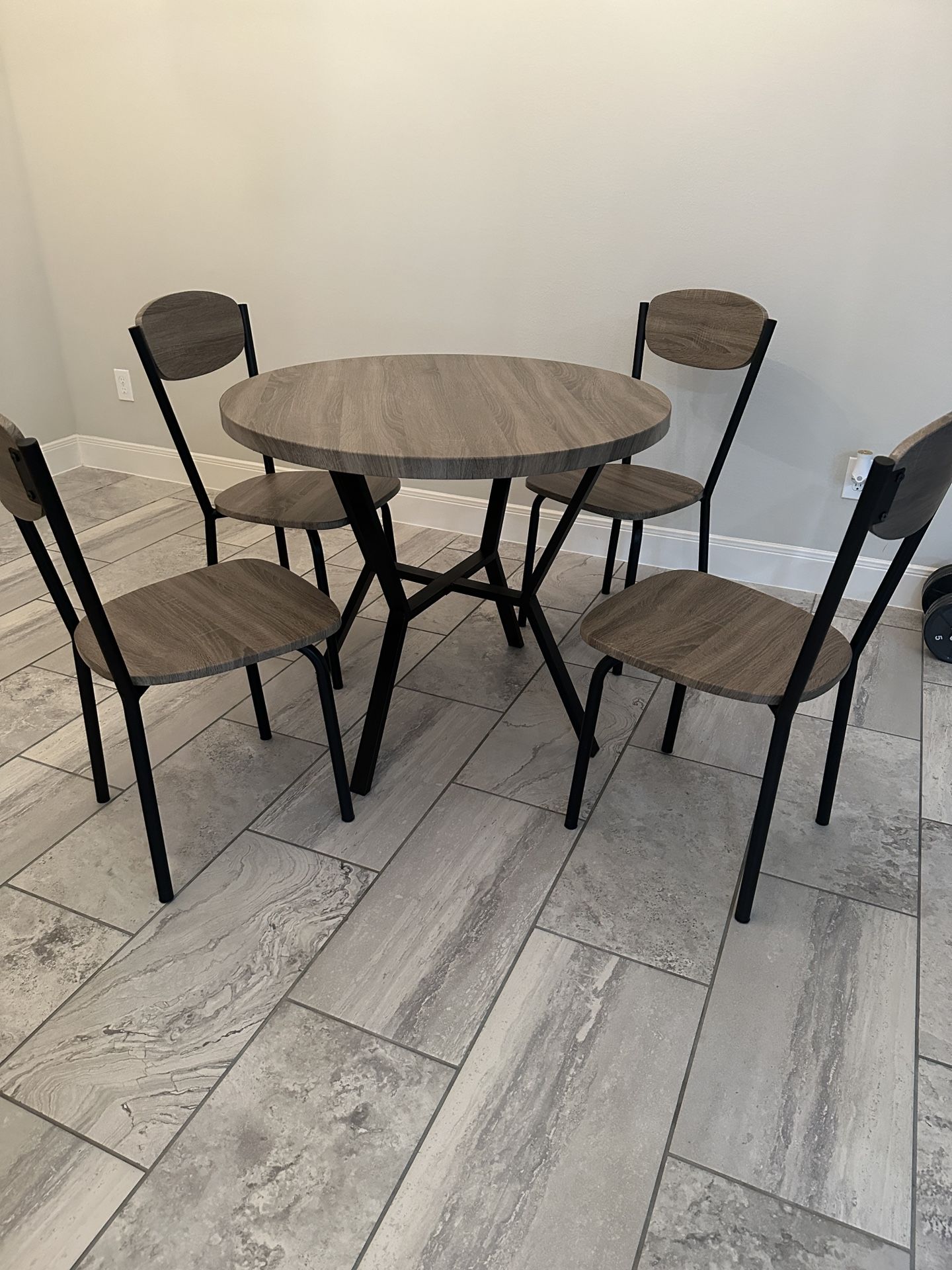 Breakfast Table  +  4 Chairs 