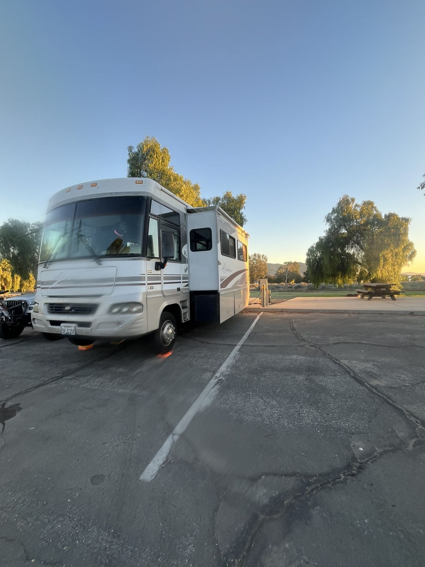 2004 RV Winnebago Adventurer 31