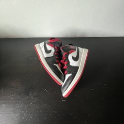 kids jordan 1 mids 