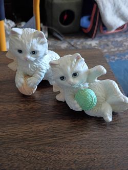 Set of Homco white kittens with yarn porcelain Bisque