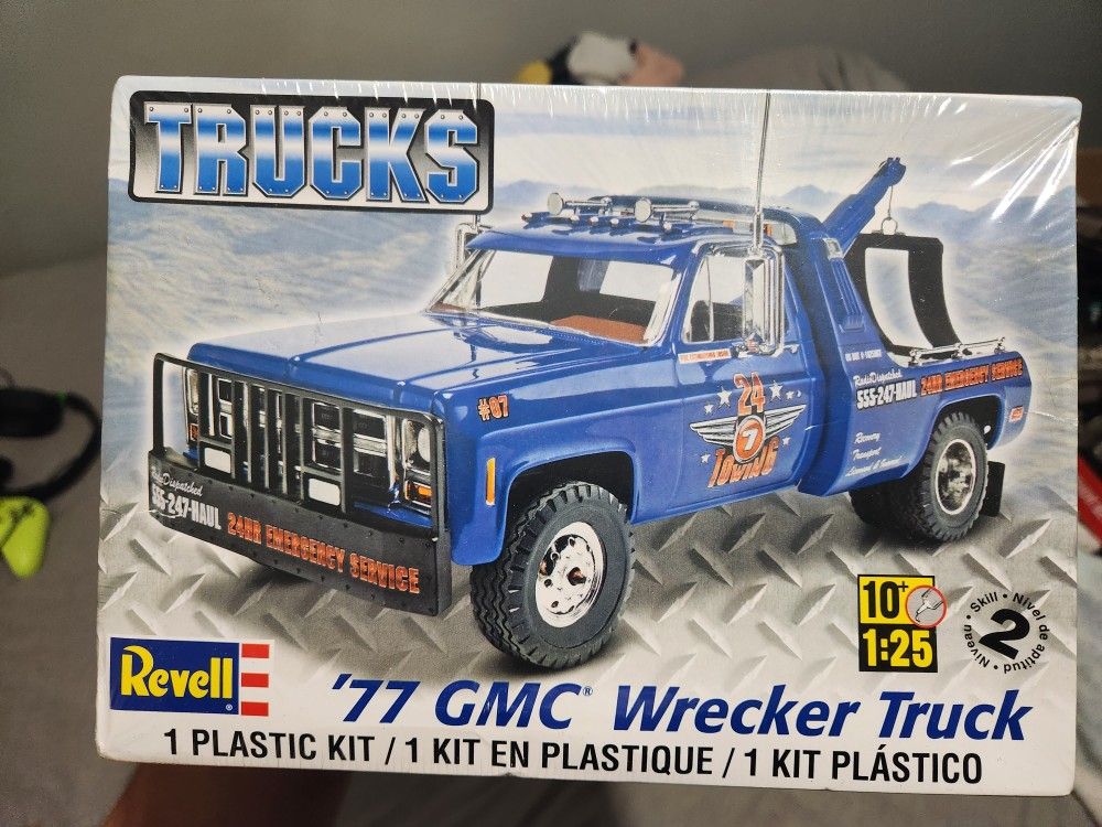Revell 1977 '77 GMC C3500 Wrecker Truck