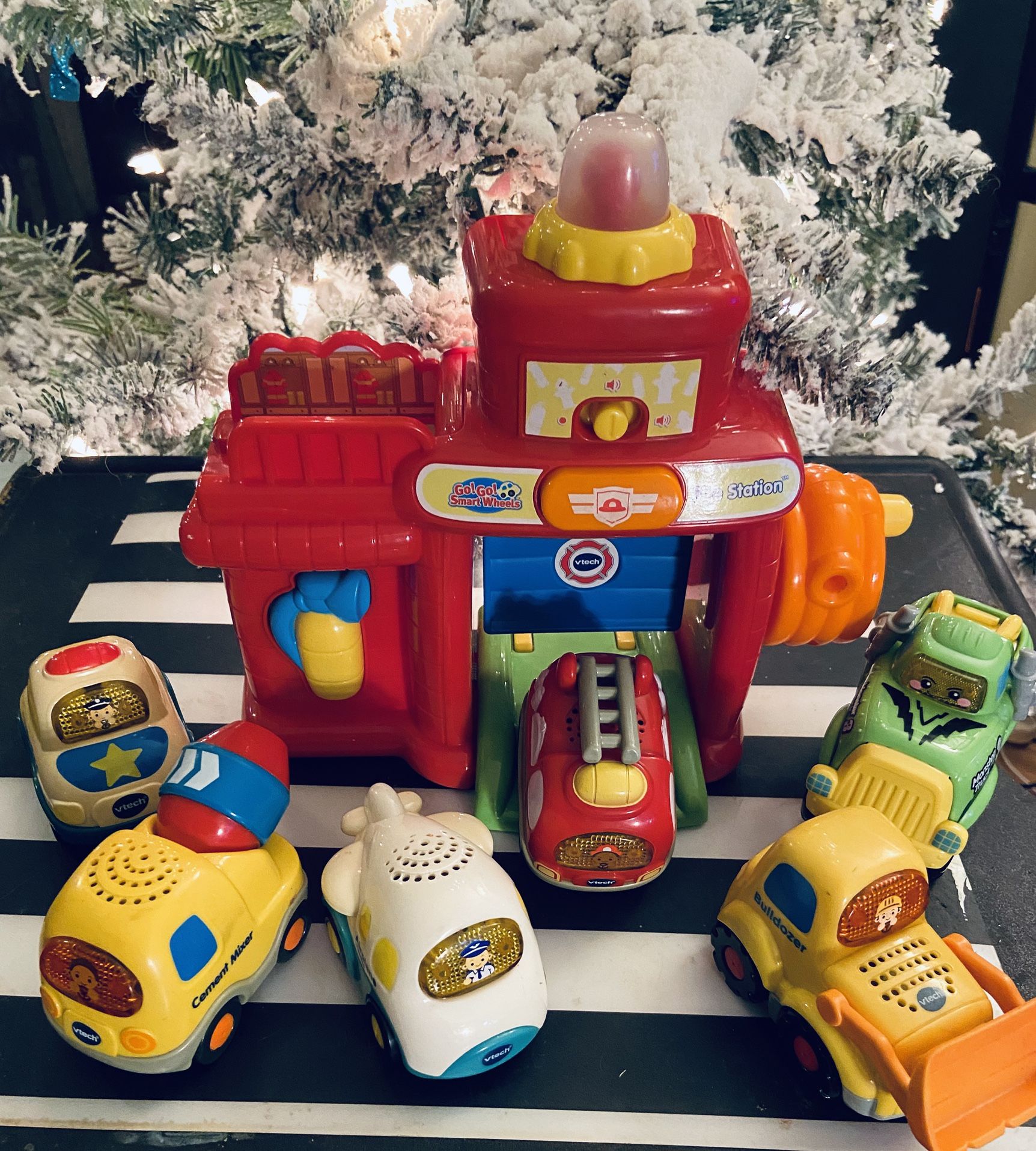 VTech Smart Wheels Fire station And Smart Wheels Vehicles