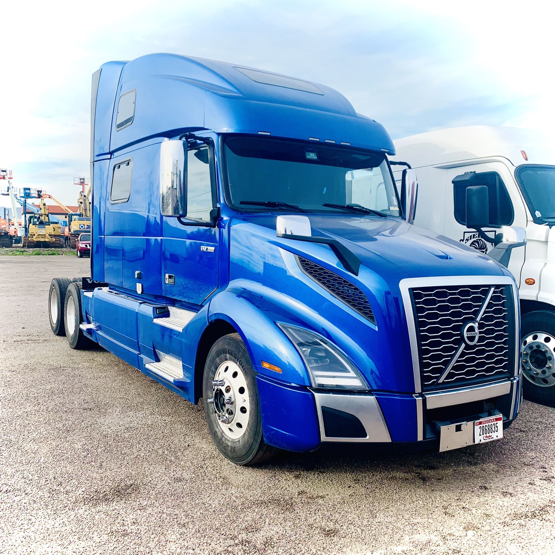 2020 Volvo VNL860 Semi Truck!! FRIDGE - WARRANTY INCLUDED!