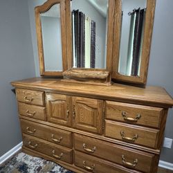 Beautiful Like New Oak Dresser