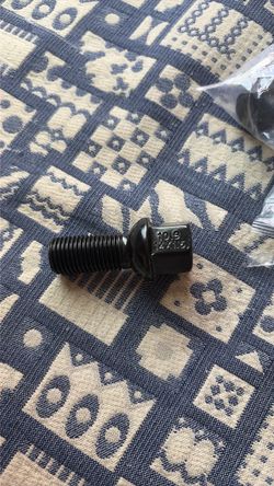 Spulen ball seat black wheel bolts