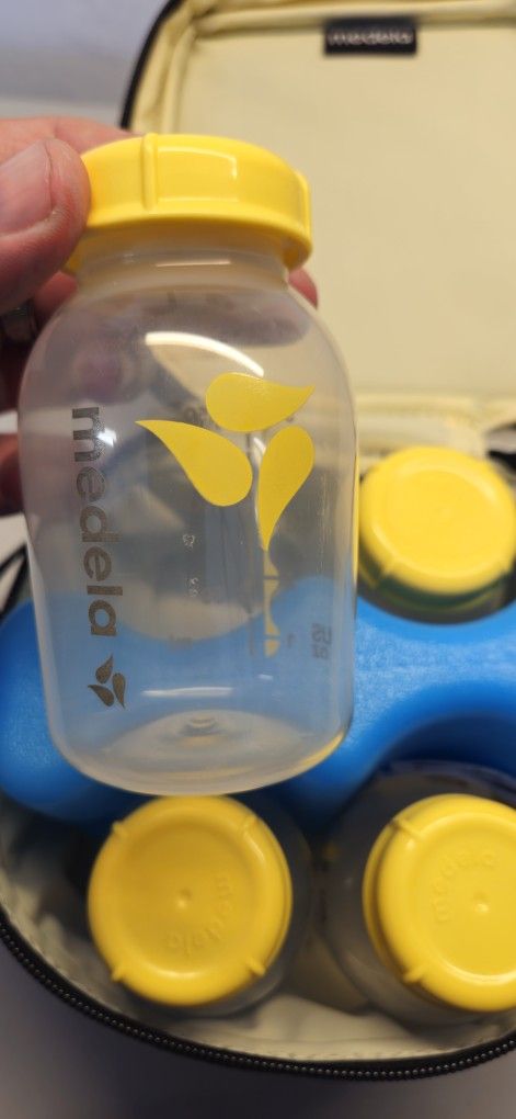 Medela Cooler Bag with 150 ml BPA-Free Bottles Set of4 - Storage Bottles for expressing, Freezing and Storing Breast Milk, with a Storage Bag
