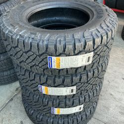 265 70 17  Goodyear wrangler duratrac  RT