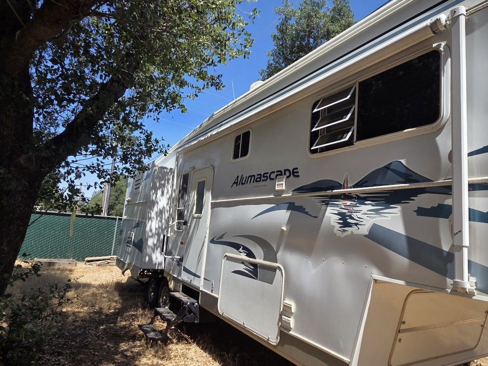 2004 Alumascape Fifth Wheel Trailer