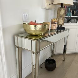 CONSOLE TABLE 